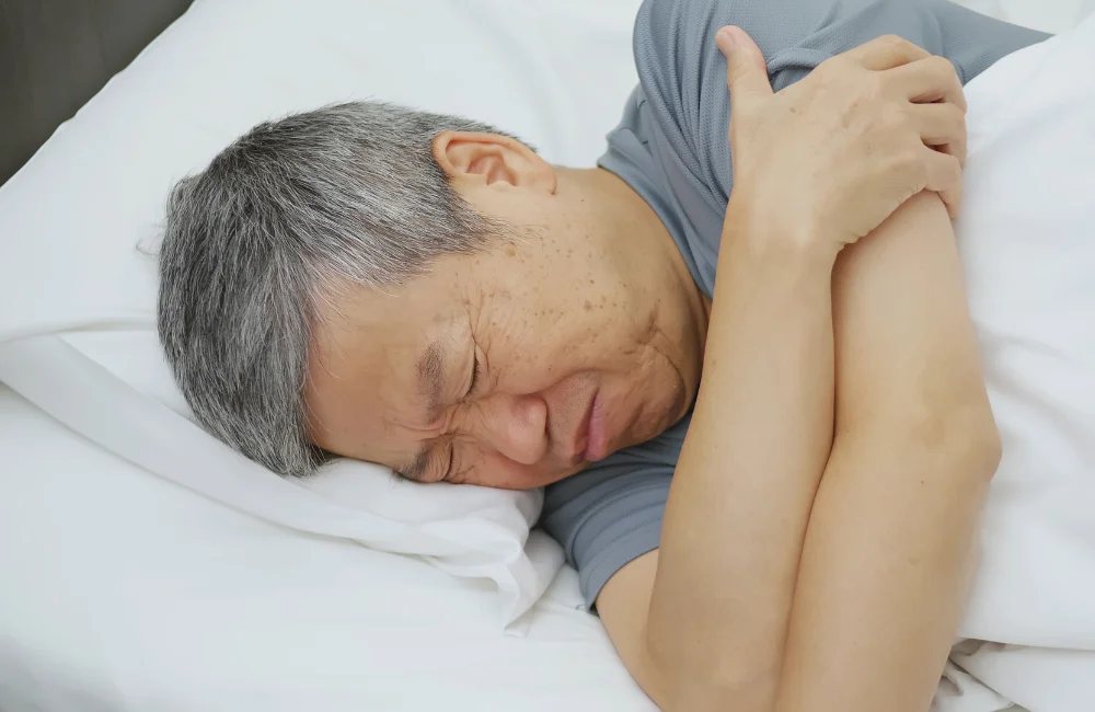 ปัญหาอาการนอนไม่หลับในผู้สูงอายุ มีสาเหตุจากอะไร แก้ได้อย่างไร