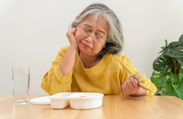 เช็กด่วน อาการเบื่ออาหารในผู้สูงอายุ อันตรายกว่าที่คิด